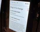 Le nouvel écran du terminal de paiement par carte V4 Supercharger de Tesla (image : Inert82/Reddit)