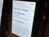 Le nouvel écran du terminal de paiement par carte V4 Supercharger de Tesla (image : Inert82/Reddit)