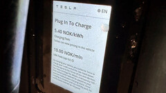 Le nouvel écran du terminal de paiement par carte V4 Supercharger de Tesla (image : Inert82/Reddit)