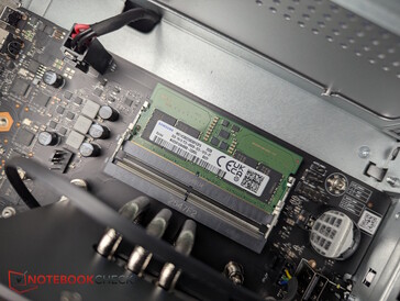 2 emplacements RAM, dont l'un n'est pas occupé dans la version standard