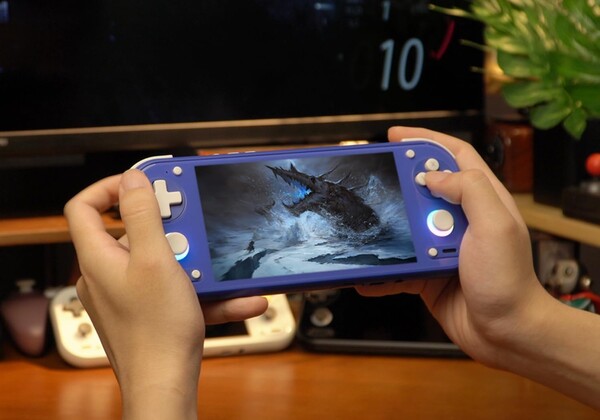 L’Anbernic RG 55G1 est une console de jeu portable sous Android au design similaire à celui de la Nintendo Switch.