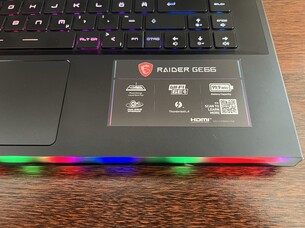 MSI GE66 12UHS : barre lumineuse vue d'en haut