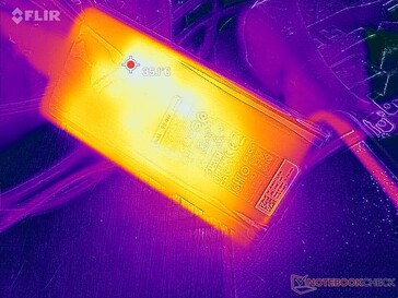 L'adaptateur CA atteint plus de 35 °C lorsque des charges exigeantes sont utilisées pendant de longues périodes