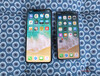 Comparaison des tailles entre l'iPhone XS Max et l'iPhone X.