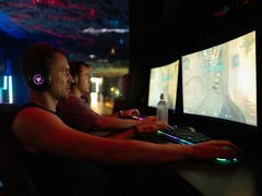 On dit que jouer à 480 Hz confère un avantage significatif par rapport à 60 Hz. Sur la photo, des joueurs devant leurs écrans.