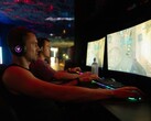 On dit que jouer à 480 Hz confère un avantage significatif par rapport à 60 Hz. Sur la photo, des joueurs devant leurs écrans.