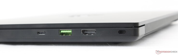 Droite : USB-C 3.2 Gen. 2 avec USB4 + DisplayPort 1.4 + Power Delivery, USB-A 3.2 Gen. 2, HDMI 2.1, verrou Kensington
