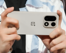 Le prétendu OnePlus 15 présenté par une ligue de sport électronique. (Source de l'image : Weibo, édité et AI upscaled pour plus de clarté)