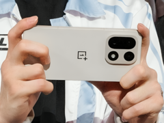 Le prétendu OnePlus 15 présenté par une ligue de sport électronique. (Source de l&#039;image : Weibo, édité et AI upscaled pour plus de clarté)