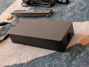 L'adaptateur secteur est assez encombrant par rapport au petit projecteur 4K