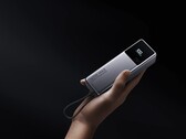 Le Xiaomi 165W Power Bank 10000 (câble intégré) a été lancé en France et en Espagne. (Source de l'image : Xiaomi)