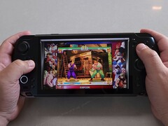 L&#039;ordinateur de poche GPD Win 5 fonctionnant avec Street Fighter III : 3rd Strike de la Capcom Anniversary Collection. (Source de l&#039;image : The Phawx via YouTube)