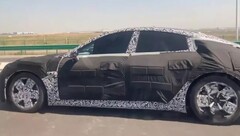 Une voiture Xiaomi dans un prototype de camouflage. (Source : Xiaomiui)