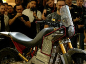 Royal Enfield a apporté un prototype sale du banc d'essai électrique Himalayan à l'EICMA 2023 pour séduire les amateurs de sensations fortes. (Source de l'image : Royal Enfield sur YouTube)