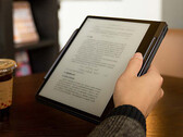 Le YOGA Paper dispose d'un porte-stylo intégré, entre autres caractéristiques. (Image source : Lenovo)