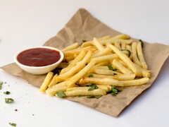 Une portion de frites et un bol de sauce (Source de l&#039;image : Pixzolo Photography via Unsplash ; recadré)