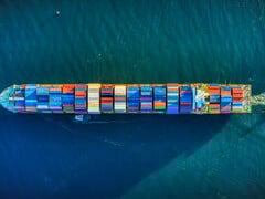 Image aérienne d'un navire porte-conteneurs (Source de l'image : Venti Views via Unsplash ; recadré)