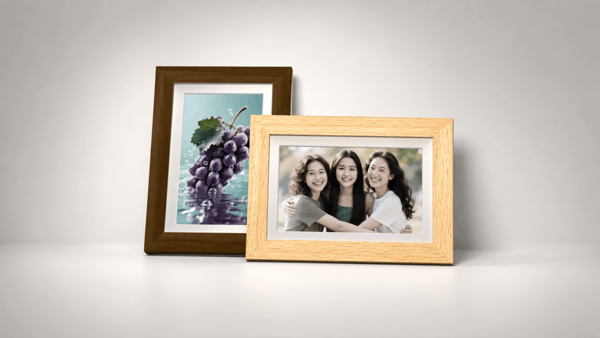 Deux cadres photo numériques Bigme affichant des photos de raisins et de famille.