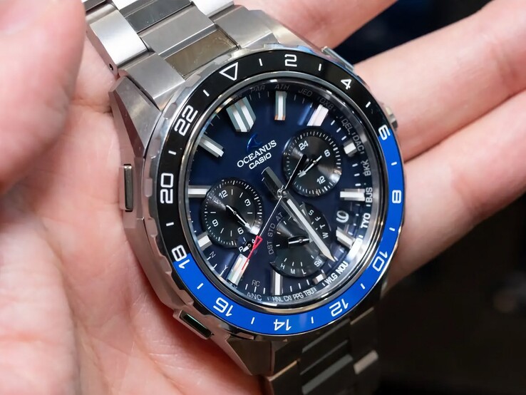 Gros plan sur le cadran bleu de la Casio Oceanus OCW-P3000 présentant les codes de ville, les sous-cadrans, les index luminescents et les aiguilles larges.