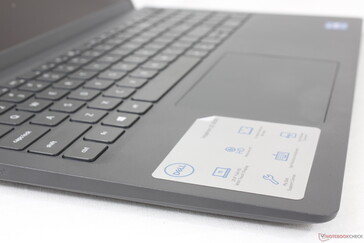 La base et les touches en plastique sont très bon marché, contrairement aux matériaux métalliques des modèles Inspiron 7000 ou XPS plus coûteux