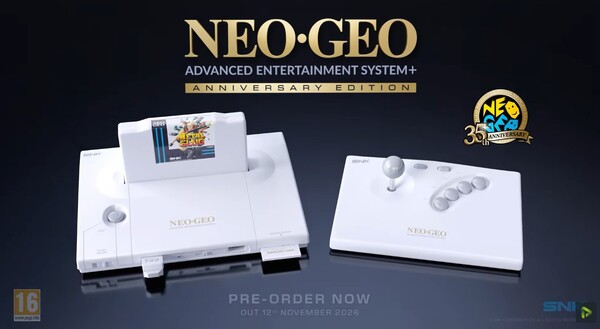 La NeoGeo AES+ Anniversary Edition est blanche et est livrée avec un Arcade Stick sans fil.