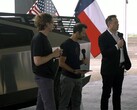 Elon Musk annonçant la raffinerie de lithium Tesla à côté du Cybertruck (image : Tesla)