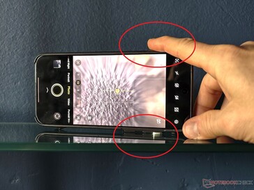 Particulièrement sans étui, ils sont souvent déclenchés involontairement en les posant sur une étagère.