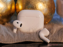 Les AirPods 4 sont équipés de la même puce Apple H2 que les AirPods Pro 3, précédemment photographiés. (Source de l&#039;image : Notebookcheck)