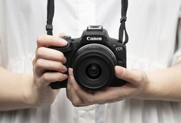 Le Canon EOS R50 est un boîtier compact et polyvalent au style reflex numérique moderne. (Source de l'image : Canon)