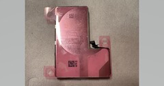 Une batterie d&#039;iPhone de 2024 (Source : Kosutami via X/Twitter)