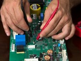 Technicien testant du matériel électronique, similaire au processus utilisé pour la puce de cryptographie post-quantique de PQShield (Source d'image : Pexels)