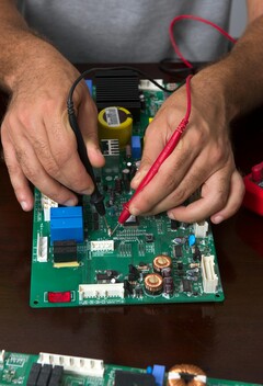 Technicien testant du matériel électronique, similaire au processus utilisé pour la puce de cryptographie post-quantique de PQShield (Source d&#039;image : Pexels)