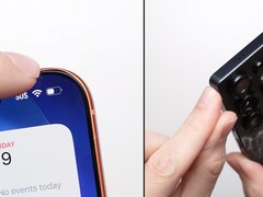 iPhone 17 Pro Max (à gauche) et Galaxy S25 Ultra (à droite) après un test de chute de 1 mètre. (Source de l'image : PhoneBuff sur YouTube, capture d'écran)