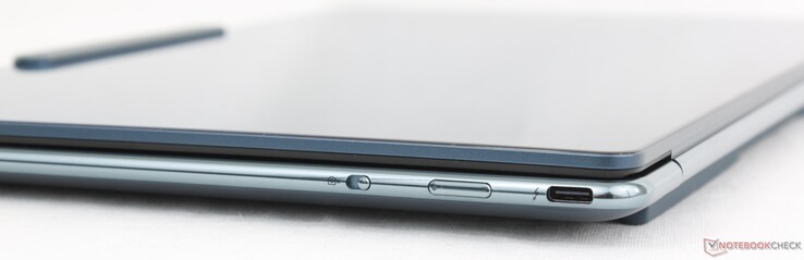 A droite : Bouton d'arrêt de la caméra, bouton d'alimentation, USB-C Thunderbolt 4 avec DisplayPort + Power Delivery