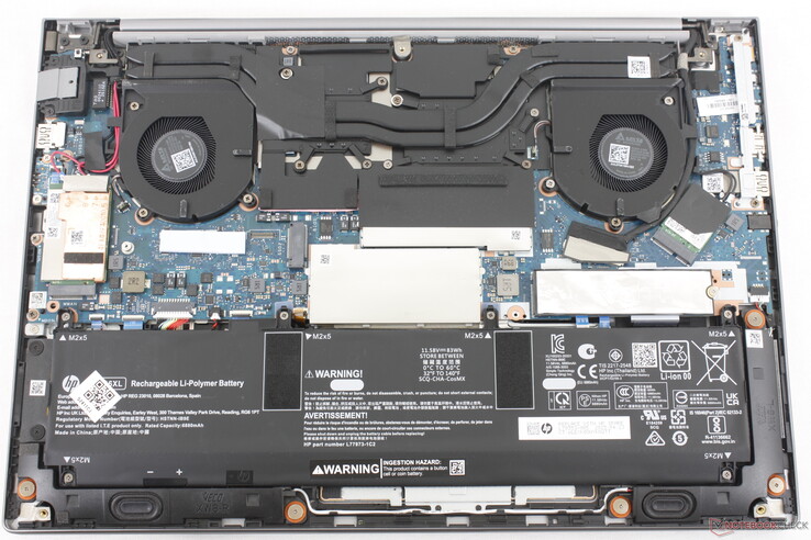 Le modèle offre deux emplacements DDR5 SODIMM et deux emplacements M.2 PCIe4 x4 2280 SSD