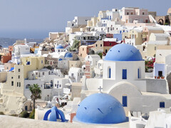 Santorin, par exemple, est entièrement recouverte de couleurs claires pour refléter directement la chaleur du soleil. (Source de l'image : pixabay/Yolanda)