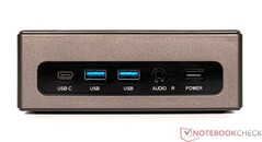 Façade : USB Type-C (données), 2x USB 3.0, prise jack 3,5 mm, alimentation