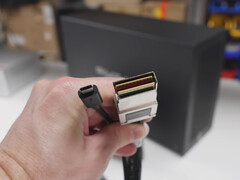 CopprLink n'a pas encore été adopté à grande échelle. Illustration : Connecteur CopprLink à côté d'une tête USB-C.