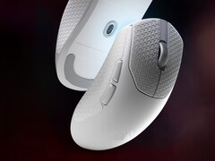 Souris de jeu sans fil Corsair Sabre V2 Pro Ultralight en blanc avec grip tape inclus.