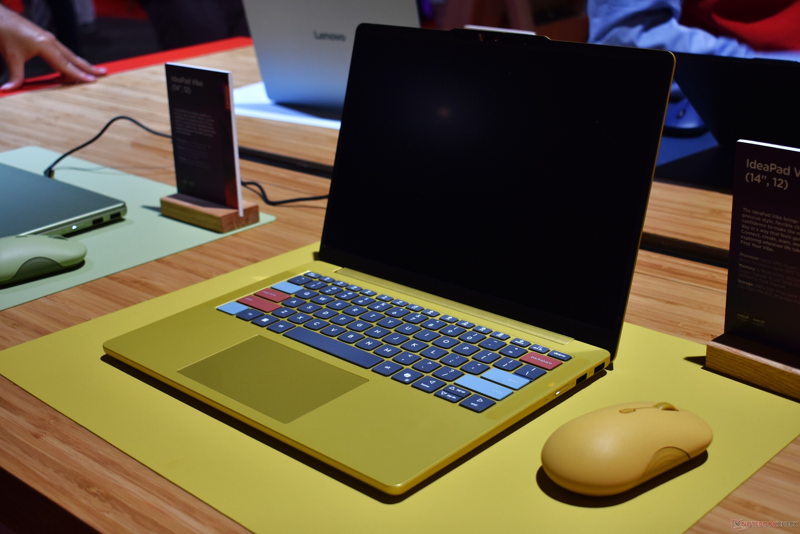 Le Lenovo IdeaPad Vibe 14 en « Spicy Gold » avec des touches personnalisées.