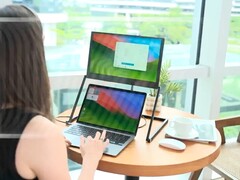 LiftVue peut être placé au-dessus de l'écran d'un ordinateur portable à l'aide d'un support ingénieux.