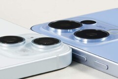 Photo présumée du Reno 13 (bleu) à côté d'un iPhone 15. (Source de l'image : Digital Chat Station)