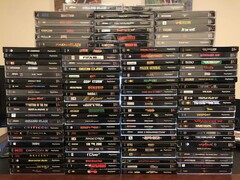 Une collection de disques physiques PlayStation 1, avec leurs boîtiers