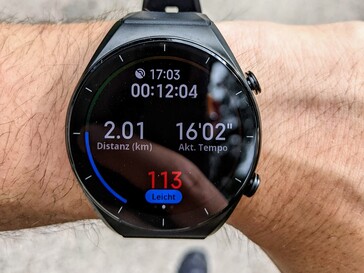 L'écran de la Xiaomi Watch S1 convainc par ses couleurs nettes, mais il pourrait être un peu plus lumineux.