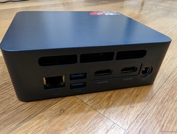 Arrière : Gigabit RJ-45, 2x USB-A, 2x HDMI (4k60), adaptateur secteur