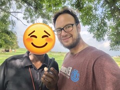 Thomas M. et Darryl Linington fêtant la récupération du Samsung S21 FE volé. (Source de l&#039;image : Notebookcheck - Darryl Linington)