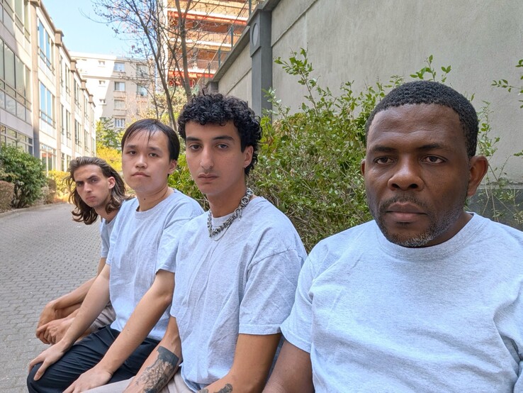La caméra avant ne parvient pas toujours à mettre tout le monde au point lors de la prise de selfies de groupe.