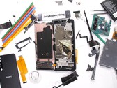 Le Xperia PRO après qu'il ait été mis en pièces par JerryRigEverything. (Image source : JerryRigEverything)