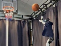 Le robot humanoïde Unitree G1 joue au basket-ball (Source : Yinhuai on X)