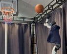 Le robot humanoïde Unitree G1 joue au basket-ball (Source : Yinhuai on X)